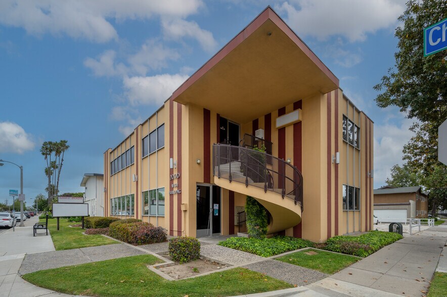 2000 E Chapman Ave, Fullerton, CA à louer - Photo de l’immeuble – Image 2 sur 21