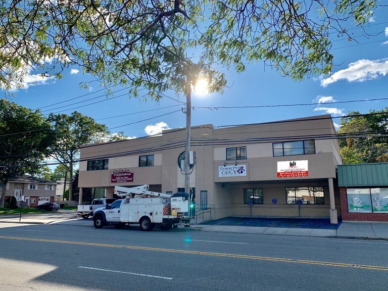 1061 N Broadway, Massapequa, NY à vendre - Photo de l’immeuble – Image 3 sur 36