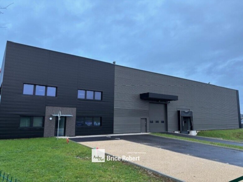 Local d’activités dans Saint-Quentin-Fallavier à louer - Photo de l’immeuble – Image 1 sur 2