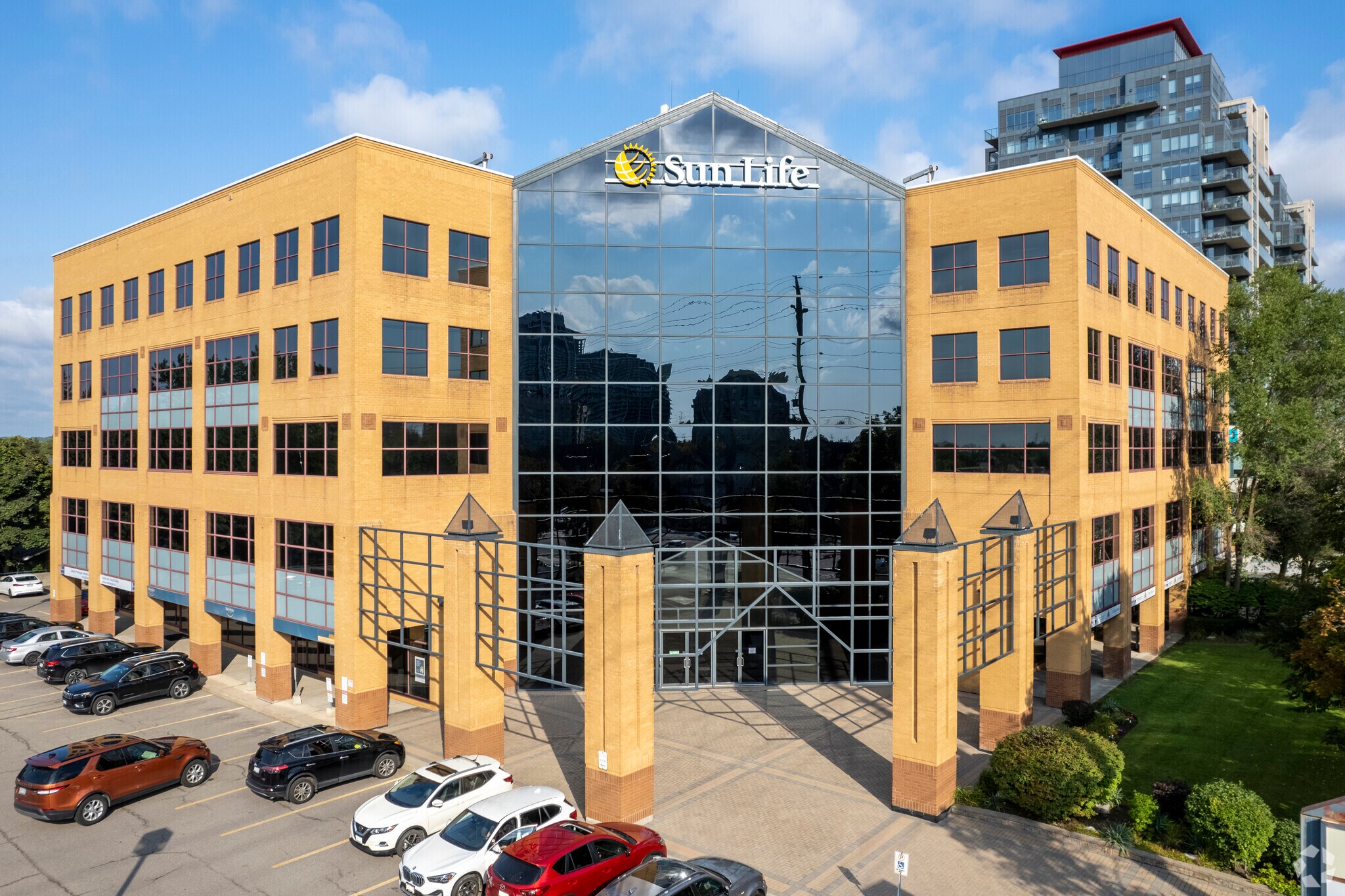 9050 Yonge St, Richmond Hill, ON à louer Photo principale– Image 1 sur 7