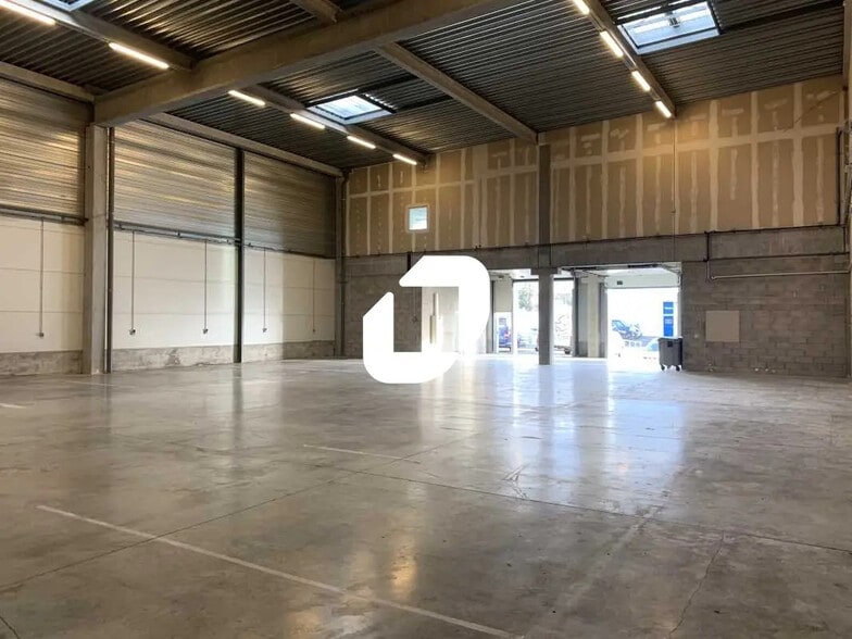 Local d’activités dans BOIS-D'ARCY à louer - Photo intérieure – Image 2 sur 18