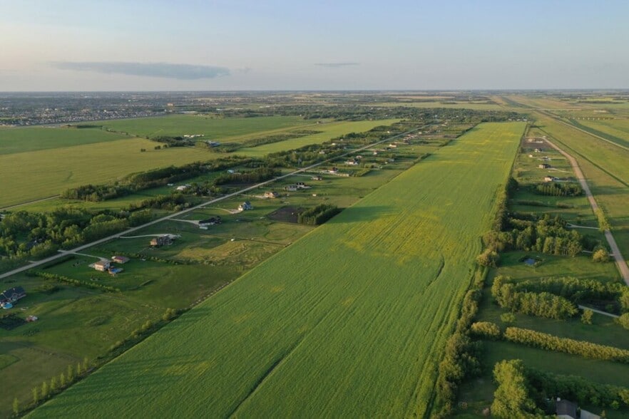 1924 St Anne's Rd, Winnipeg, MB à vendre - Photo principale – Image 1 sur 1