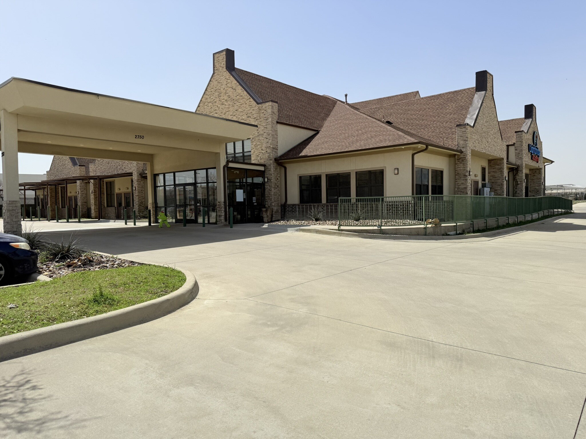 2750 Ranch Trl, Irving, TX à louer Photo de l’immeuble– Image 1 sur 9