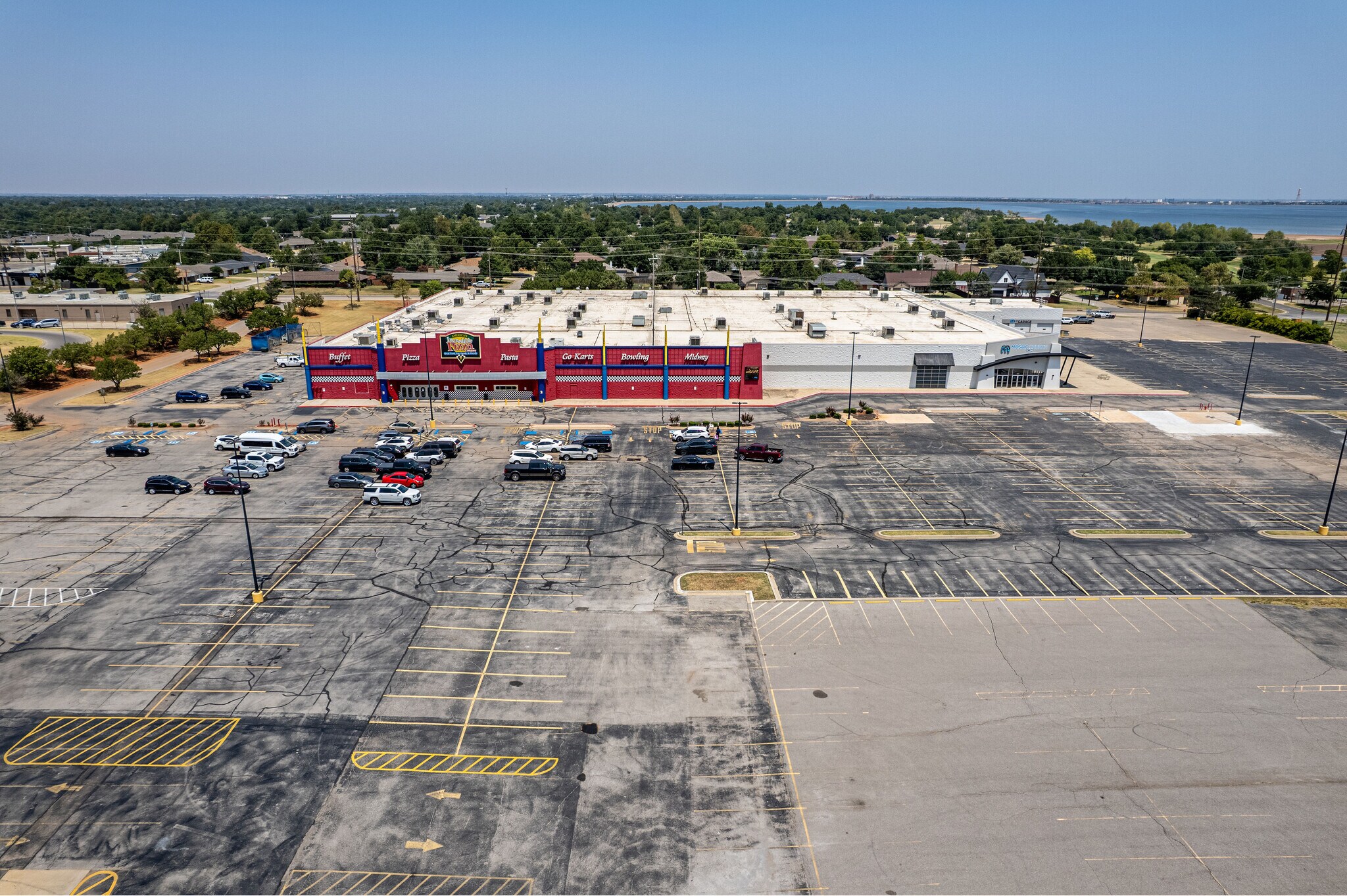 5821-5833 NW Expressway, Oklahoma City, OK à louer Photo de l’immeuble– Image 1 sur 19
