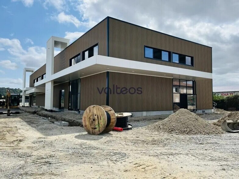 Local d’activités dans Pinsaguel à louer - Photo de la construction – Image 1 sur 8