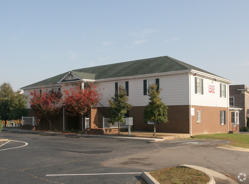 11923 Centre St, Chester, VA à louer - Photo de l’immeuble – Image 2 sur 15