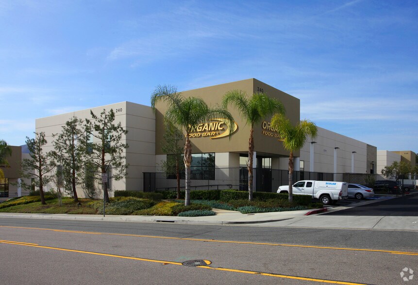 240 Crouse Dr, Corona, CA à louer - Photo de l’immeuble – Image 1 sur 7