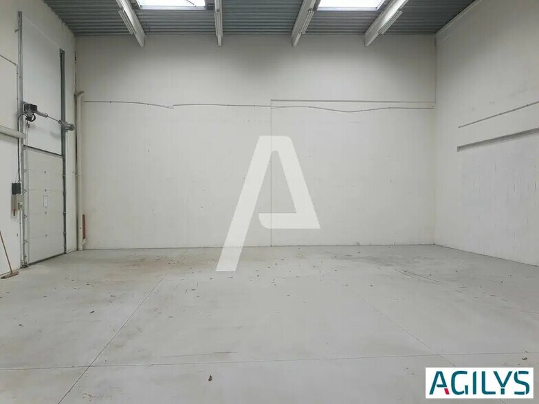 Local d’activités dans Champs-sur-Marne à louer - Photo de l’immeuble – Image 2 sur 10