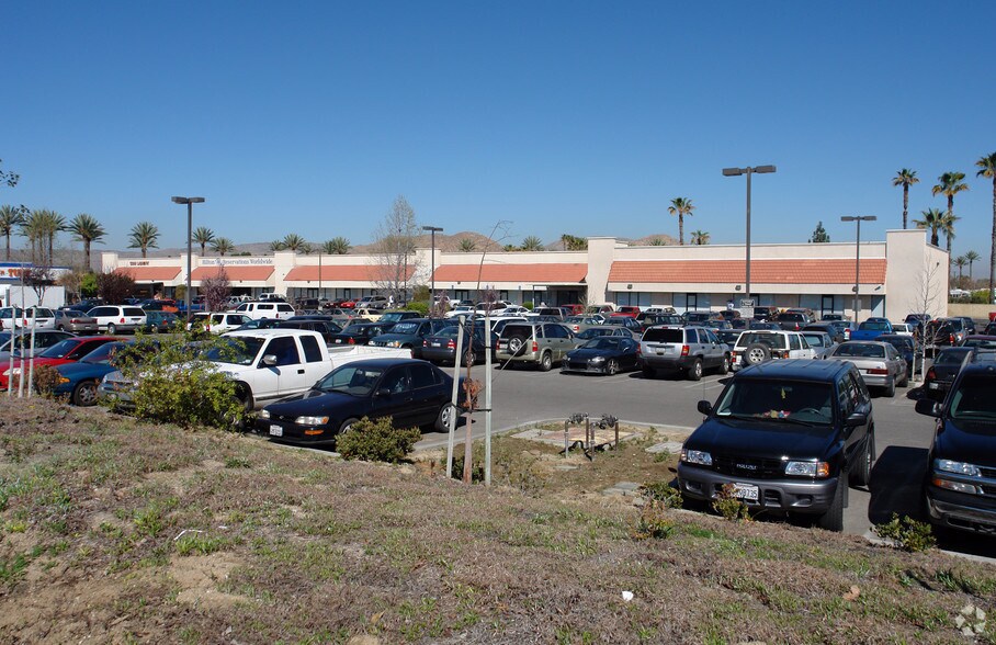 3570 W Florida Ave, Hemet, CA à louer - Photo de l’immeuble – Image 2 sur 12
