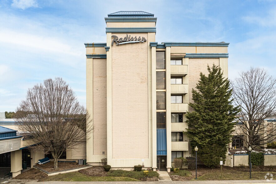 110 Motor Pky, Hauppauge, NY à vendre - Photo de l’immeuble – Image 2 sur 7