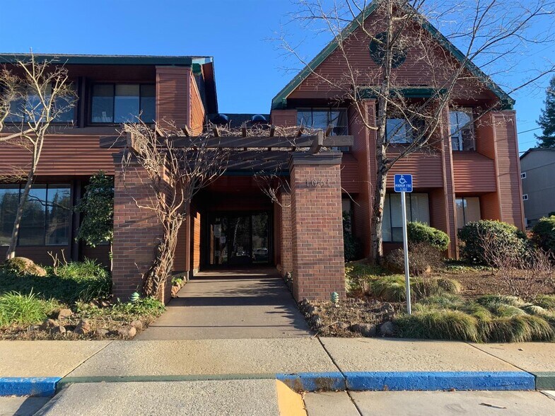 1061 E Main St, Grass Valley, CA à vendre - Photo de l’immeuble – Image 3 sur 30