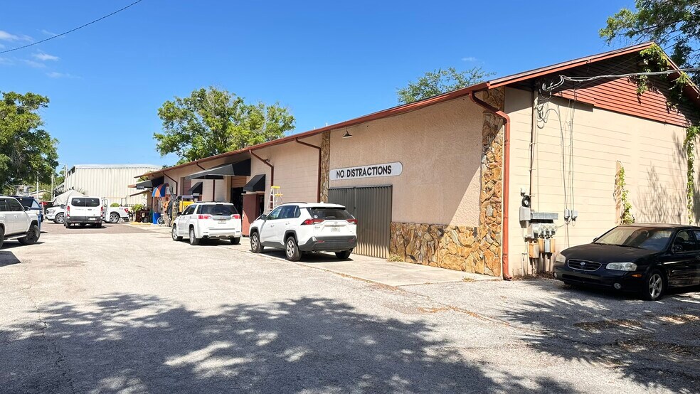 6-Unit Flex Warehouse for Sale, 26K Lot portefeuille de 2 biens à vendre sur LoopNet.fr - Photo principale – Image 1 sur 5