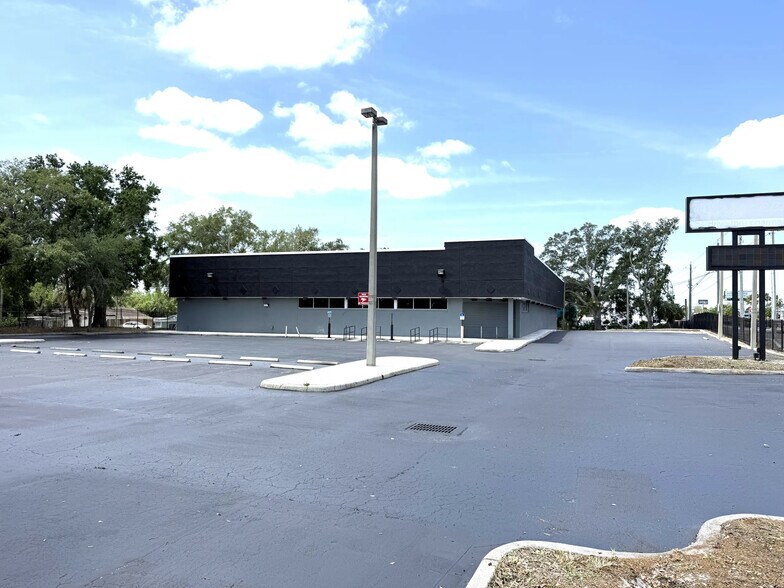 2111 E Busch Blvd, Tampa, FL à vendre - Photo de l’immeuble – Image 2 sur 14