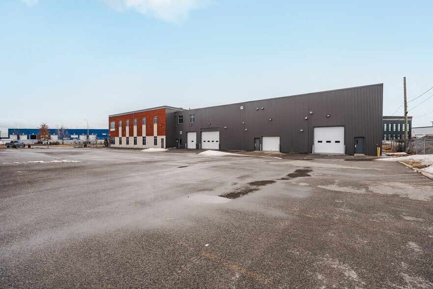 5000 Rue Bernard-Lefebvre, Laval, QC à vendre - Photo de l’immeuble – Image 2 sur 8