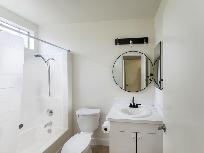 111 Stanford Ave, Fullerton, CA à vendre - Photo de l’immeuble – Image 3 sur 9