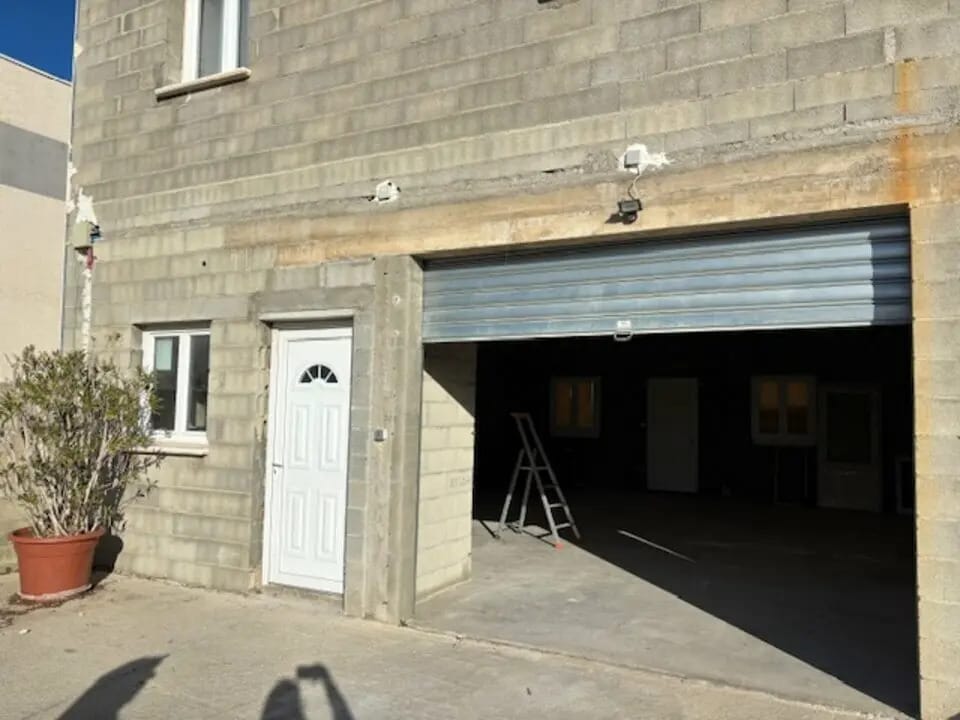 Local d’activités dans Lunel à louer Photo de l’immeuble– Image 1 sur 6