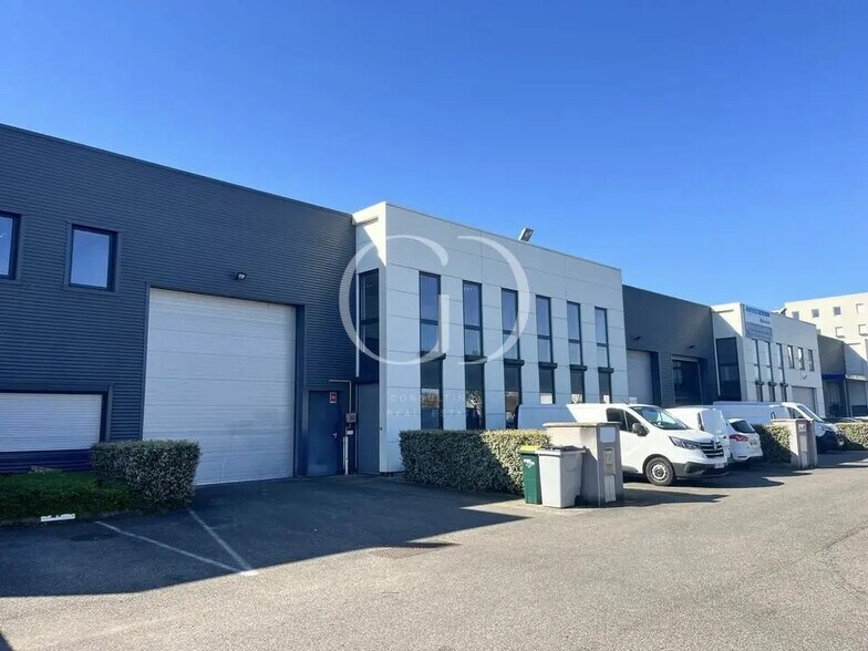 Local d'activités dans Vénissieux à vendre - Photo de l’immeuble – Image 1 sur 8