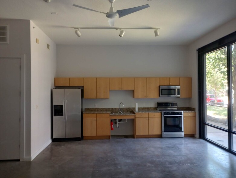 2525 S Lamar Blvd, Austin, TX à louer - Photo de l’immeuble – Image 2 sur 12