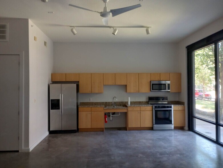 2525 S Lamar Blvd, Austin, TX à louer - Photo intérieure – Image 2 sur 12