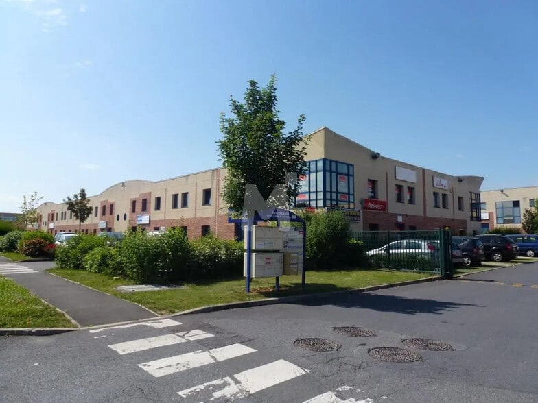 Local d’activités dans Moissy-Cramayel à louer - Photo de l’immeuble – Image 1 sur 11