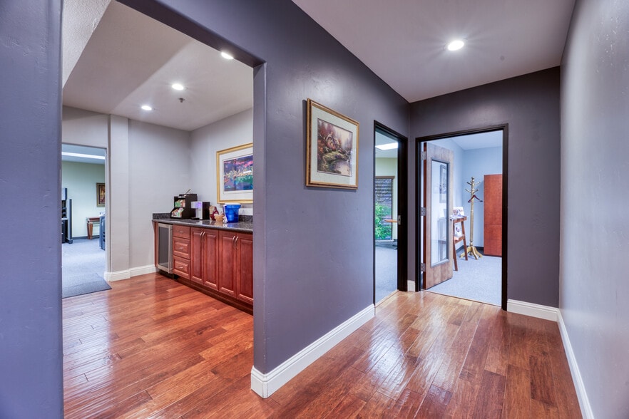 735 University Ave, Sacramento, CA à vendre - Photo de l’immeuble – Image 3 sur 4