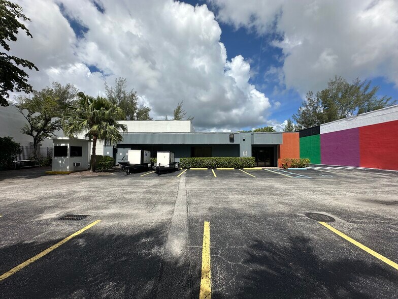 2350 NW 96th Ave, Doral, FL à louer - Photo de l’immeuble – Image 3 sur 5