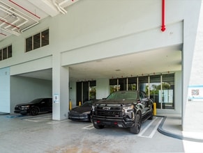 8175 NW 107th Ave, Doral, FL à louer Photo de l’immeuble– Image 1 sur 9