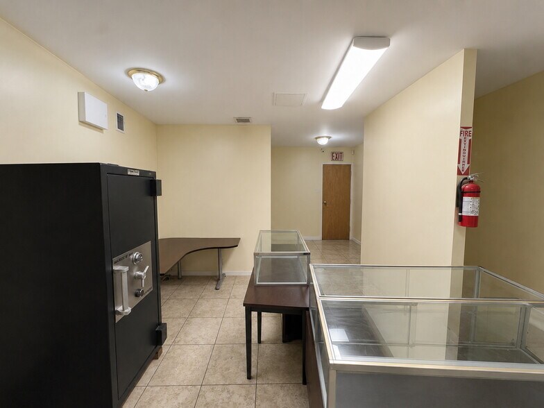6610 Fresh Pond Rd, Ridgewood, NY à louer - Photo de l’immeuble – Image 3 sur 7