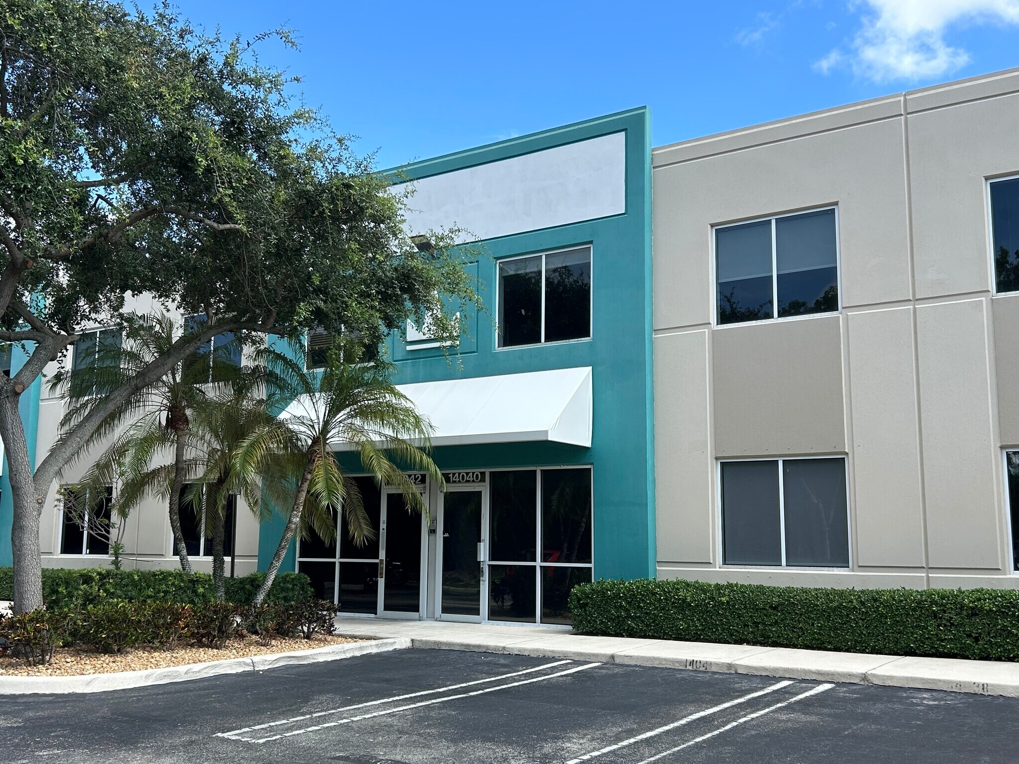14000-14046 NW 82nd Ave, Miami Lakes, FL à louer Photo de l’immeuble– Image 1 sur 83