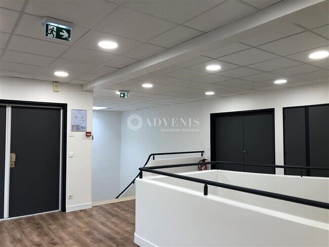 Plus de détails pour 23 Rue Des Poiriers, Plaisir - Bureau à vendre