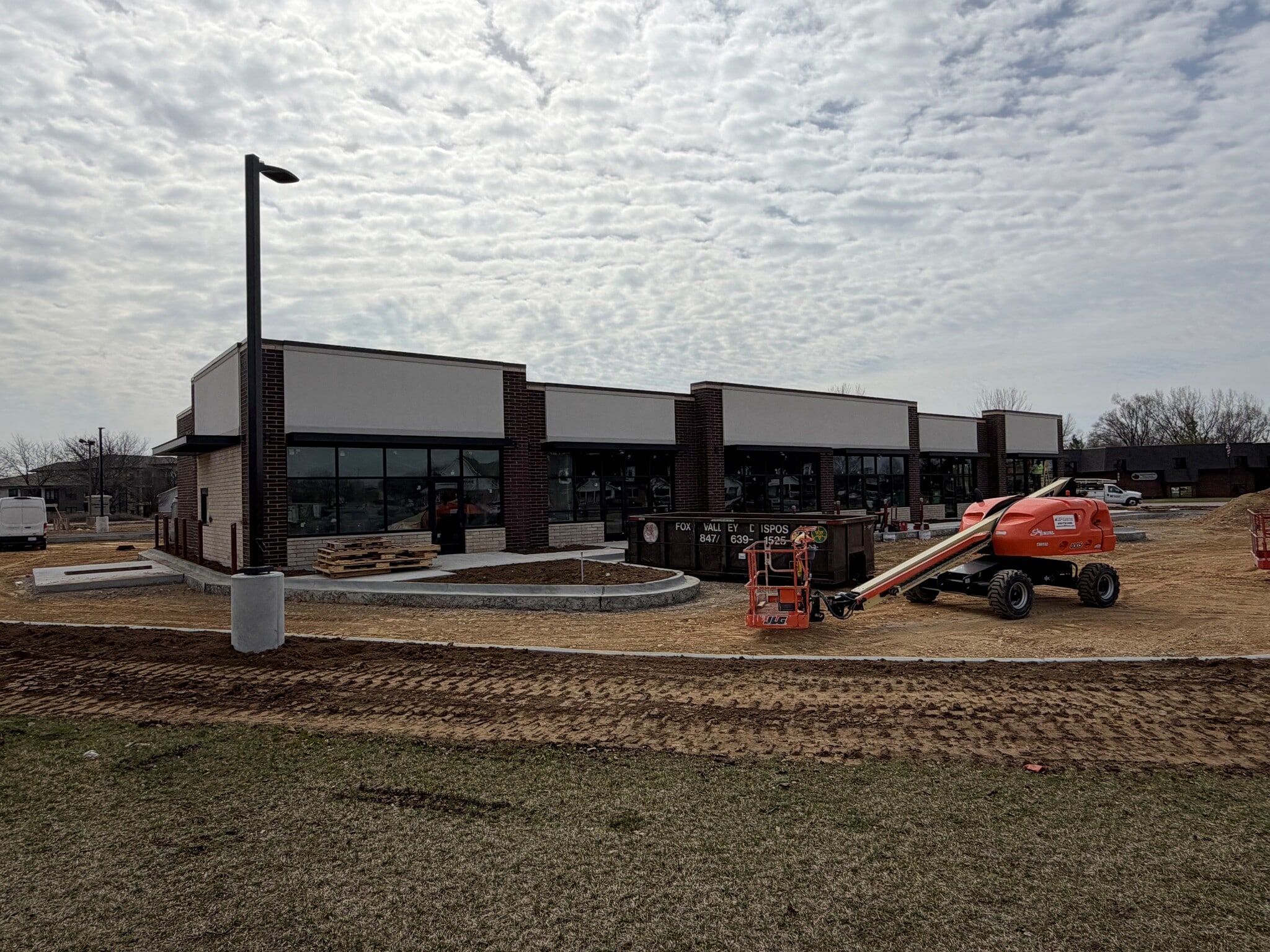 577 Crystal Point Dr, Crystal Lake, IL à louer Photo de la construction– Image 1 sur 2