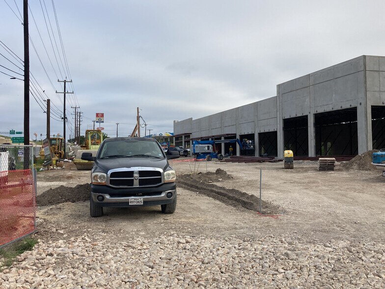 W Loop 1604 and West Military Drive, San Antonio, TX à louer - Photo de l’immeuble – Image 3 sur 15