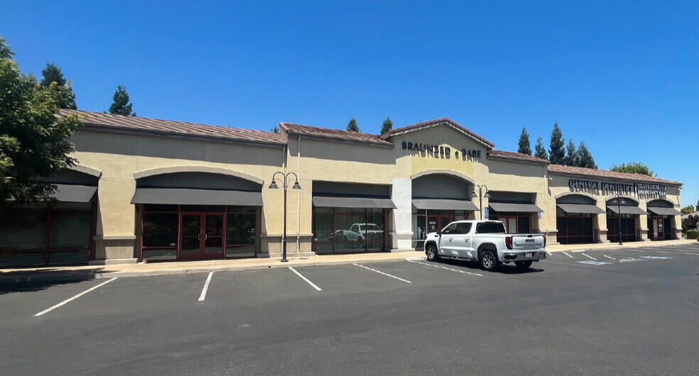 7075 N West Ave, Fresno, CA à louer - Photo de l’immeuble – Image 3 sur 40