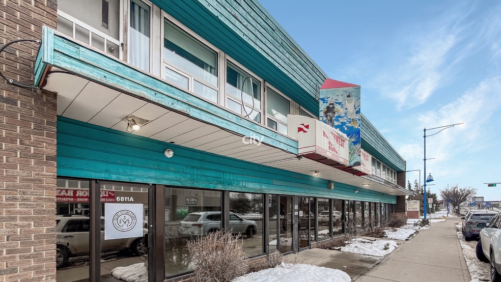 6817 104 St NW, Edmonton, AB à louer - Photo principale – Image 2 sur 13