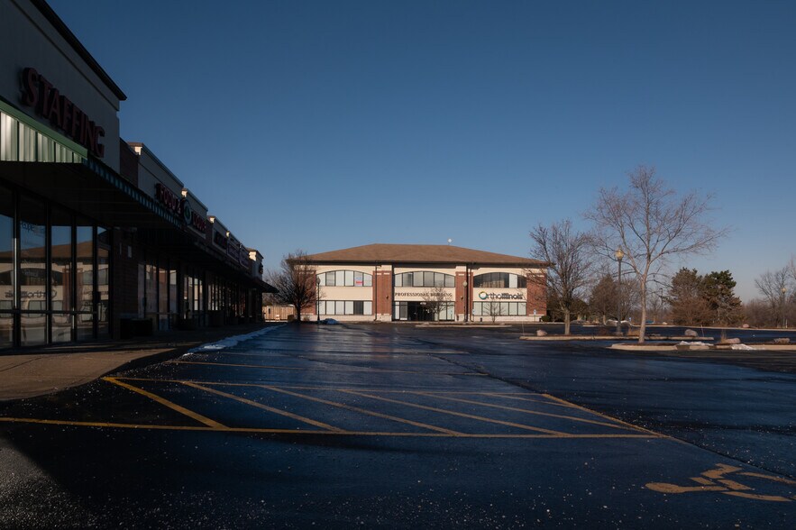 4119 W Shamrock Ln, McHenry, IL à louer - Photo de l’immeuble – Image 2 sur 8