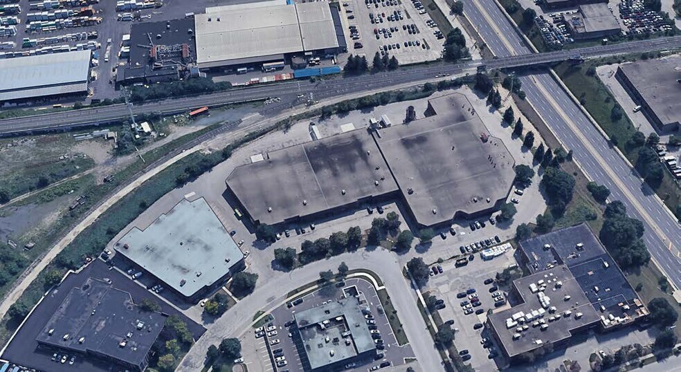 115 Drumlin Cir, Vaughan, ON à louer - Photo de l’immeuble – Image 3 sur 3