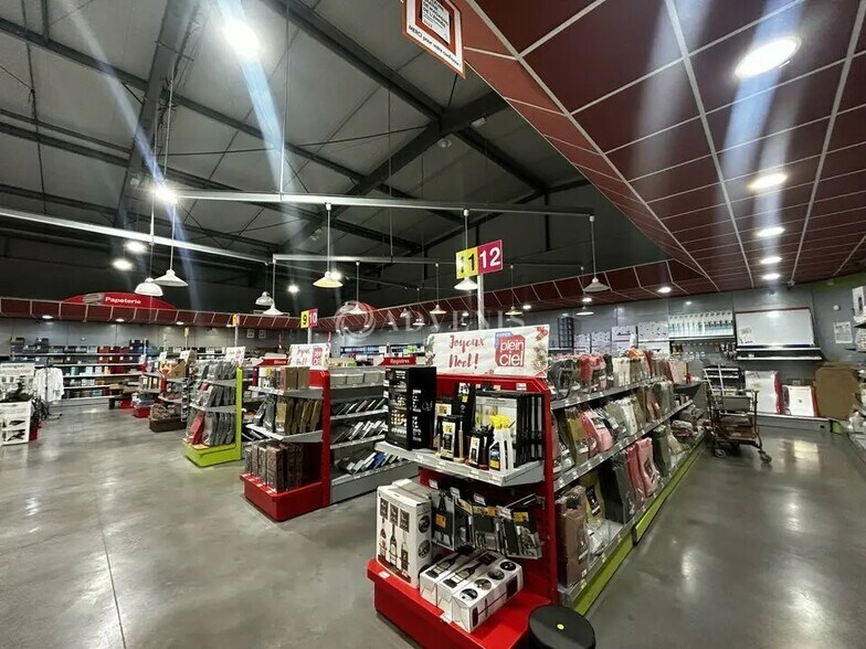 Local commercial dans à louer - Photo de l’immeuble – Image 3 sur 9