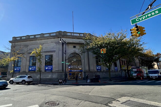 55-60 Myrtle Ave, Flushing, NY à louer - Photo de l’immeuble – Image 1 sur 3
