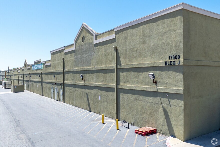 17600 Collier Ave, Lake Elsinore, CA à vendre - Photo de l’immeuble – Image 2 sur 4