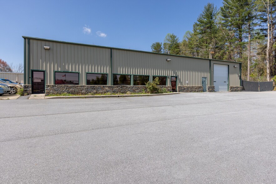 2997 Spartanburg Hwy, East Flat Rock, NC à vendre - Photo principale – Image 1 sur 26