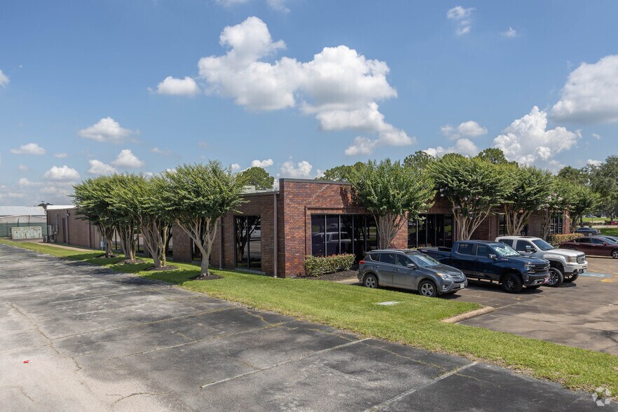 16850 Diana Ln, Houston, TX à vendre - Photo de l’immeuble – Image 2 sur 24