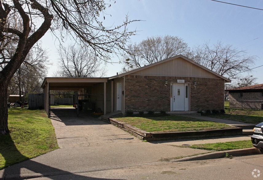 811 W Brown St, Ennis, TX à louer - Photo principale – Image 1 sur 4