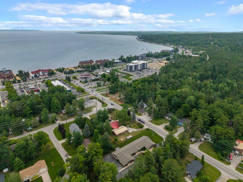 3819 4 Mile Rd N, Traverse City, MI à vendre - Photo de l’immeuble – Image 1 sur 6