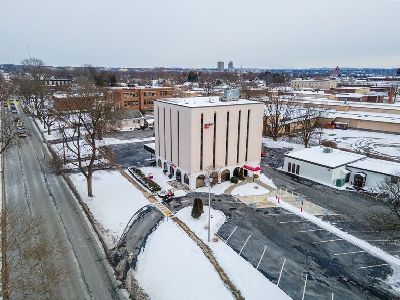 225 Park St, West Springfield, MA à vendre - Photo principale – Image 1 sur 15