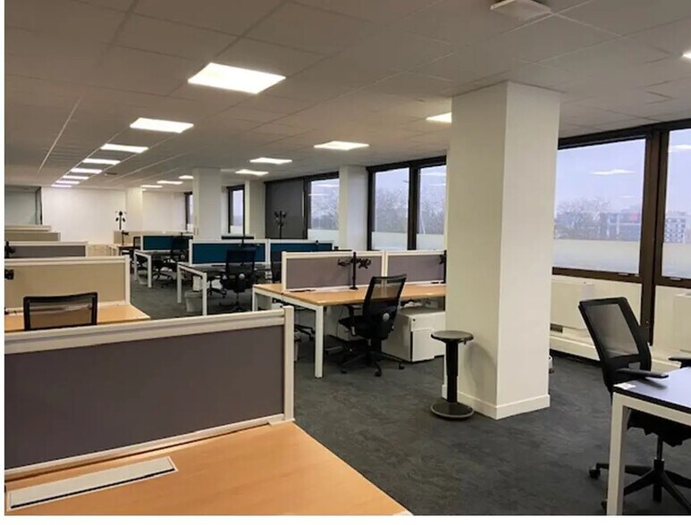 Bureau dans Saint-Cloud à louer - Photo de l’immeuble – Image 3 sur 7