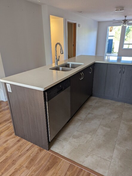 12505 111 Av NW, Edmonton, AB à vendre - Photo intérieure – Image 3 sur 13