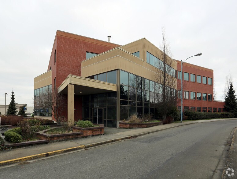 710 Redbrick St, Victoria, BC à louer - Photo de l’immeuble – Image 1 sur 6