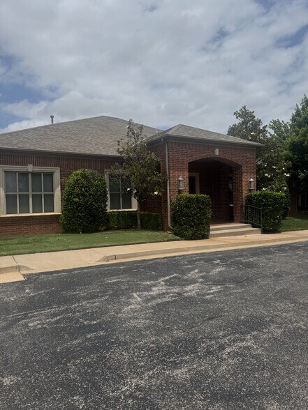 7005 N Robinson Ave, Oklahoma City, OK à louer - Photo de l’immeuble – Image 2 sur 14