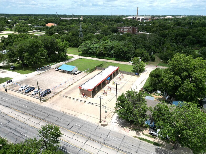 947 E Henderson St, Cleburne, TX à vendre - Photo principale – Image 1 sur 1