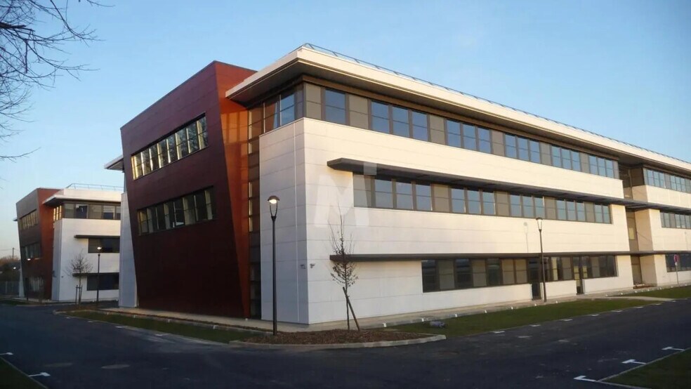 Bureau dans Bruyères-le-Châtel à louer - Photo de l’immeuble – Image 2 sur 10